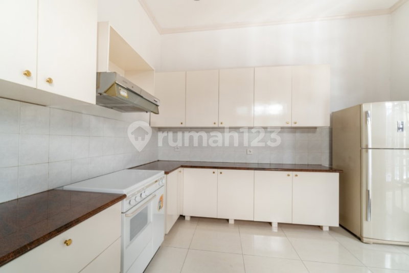 House for rent in Jakarta, Indonesia · Tebet · 5 rooms, 5 baths
