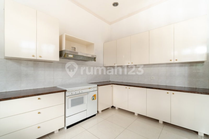 House for rent in Jakarta, Indonesia · Tebet · 5 rooms, 5 baths