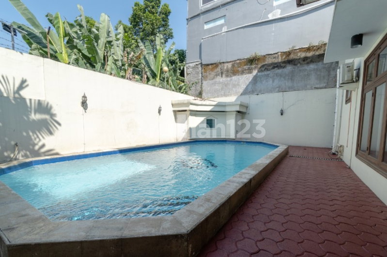 House for rent in Jakarta, Indonesia · Tebet · 5 rooms, 5 baths