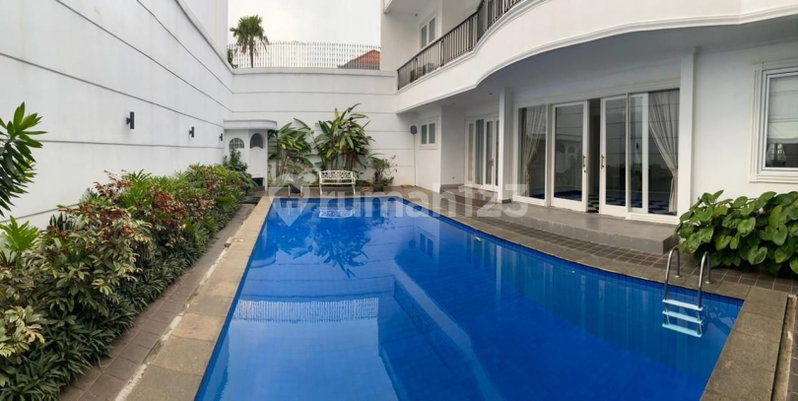 House for rent in South Jakarta, Indonesia · Kebayoran Lama · 4 rooms, 4 baths