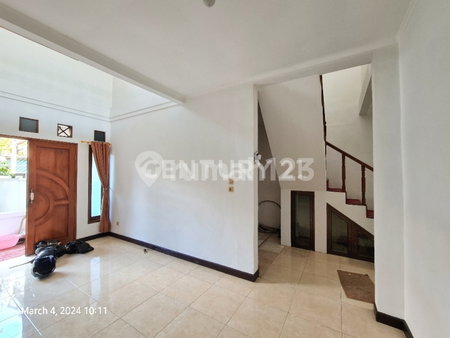 House for rent in Surabaya, Indonesia · 4 rooms, 2 baths