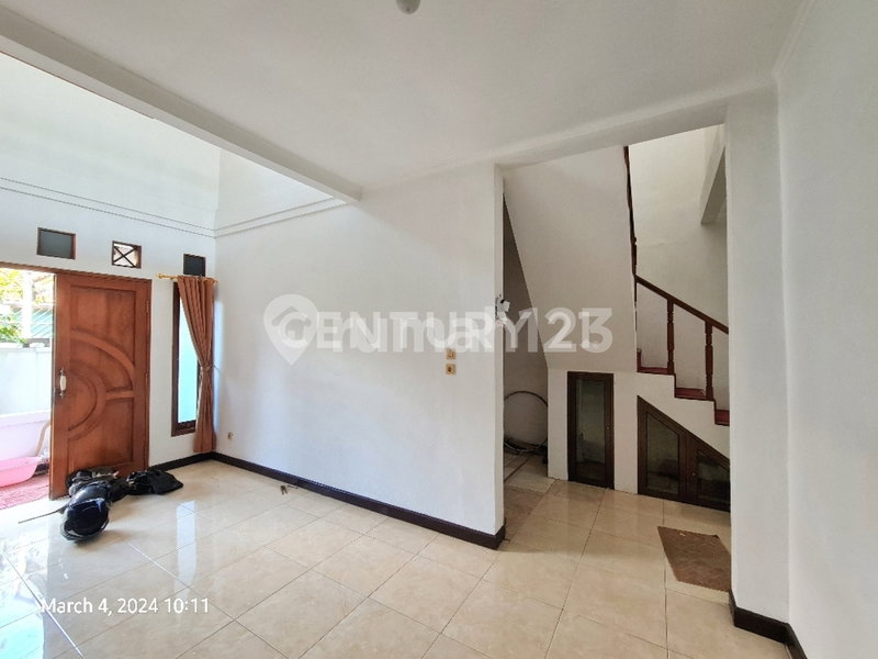 House for rent in Surabaya, Indonesia · 4 rooms, 2 baths