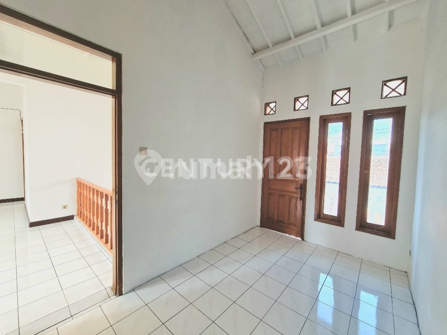 House for rent in Surabaya, Indonesia · 4 rooms, 2 baths