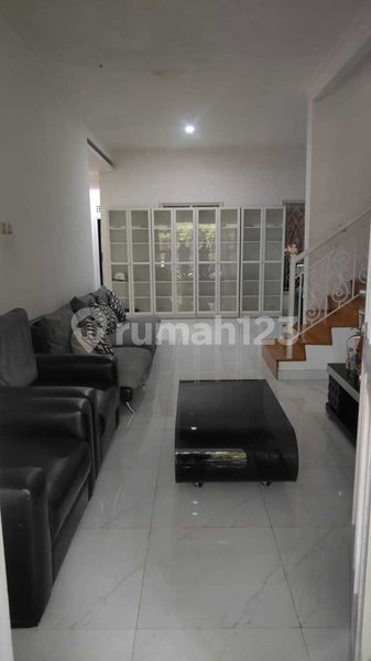 House for rent in Surabaya, Indonesia · 6 rooms, 4 baths