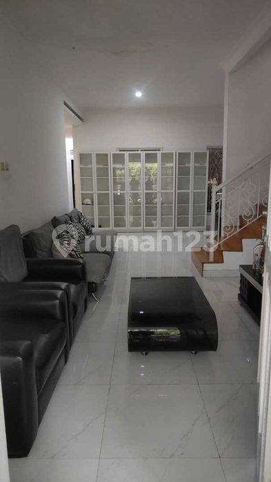 House for rent in Surabaya, Indonesia · 6 rooms, 4 baths