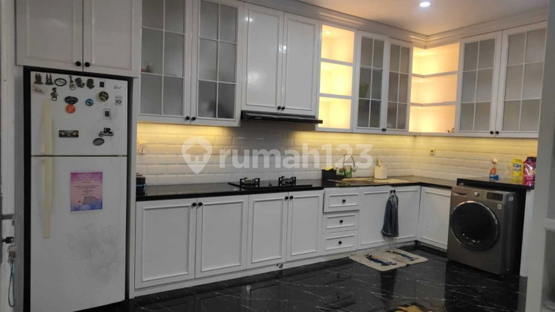 House for rent in Surabaya, Indonesia · 6 rooms, 4 baths