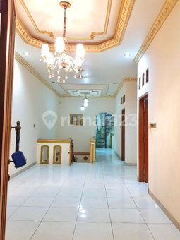 House for rent in Surabaya, Indonesia · 4 rooms, 3 baths