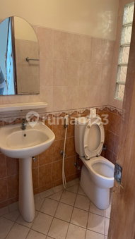 House for rent in Depok, Indonesia · Jagakarsa · 5 rooms, 4 baths