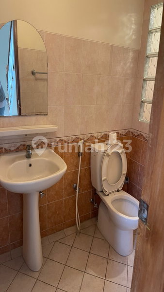 House for rent in Depok, Indonesia · Jagakarsa · 5 rooms, 4 baths