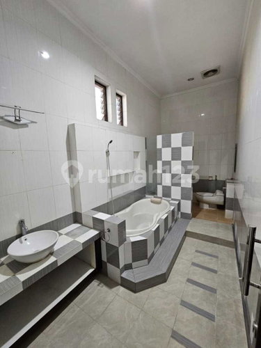 House for rent in Surabaya, Indonesia · 4 rooms, 3 baths