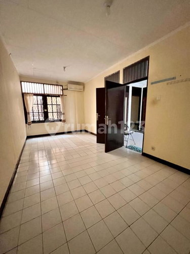House for rent in Surabaya, Indonesia · 4 rooms, 3 baths