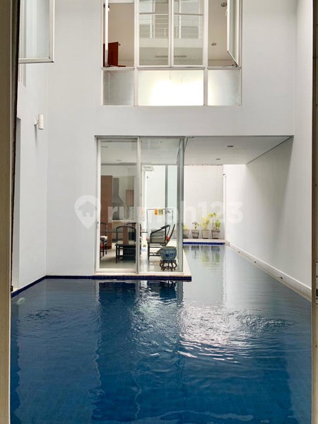 House for rent in Surabaya, Indonesia · 4 rooms, 4 baths