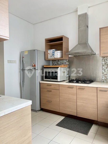 House for rent in Surabaya, Indonesia · 4 rooms, 4 baths