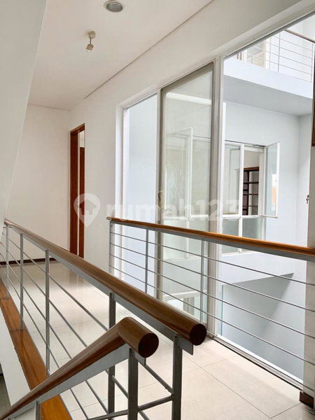 House for rent in Surabaya, Indonesia · 4 rooms, 4 baths