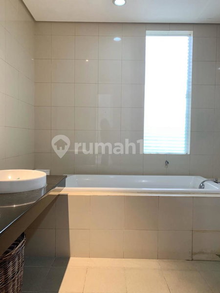 House for rent in Surabaya, Indonesia · 4 rooms, 4 baths