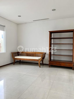 House for rent in Surabaya, Indonesia · 4 rooms, 4 baths