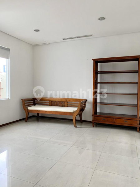 House for rent in Surabaya, Indonesia · 4 rooms, 4 baths