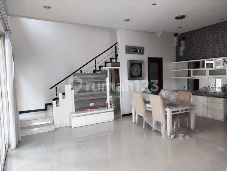 House for rent in Surabaya, Indonesia · 4 rooms, 2 baths