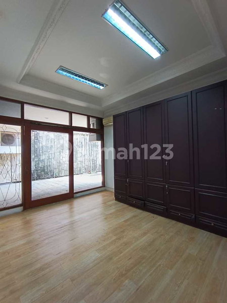 House for rent in Surabaya, Indonesia · 9 rooms, 6 baths