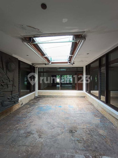 House for rent in Surabaya, Indonesia · 9 rooms, 6 baths