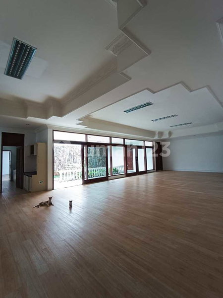 House for rent in Surabaya, Indonesia · 9 rooms, 6 baths