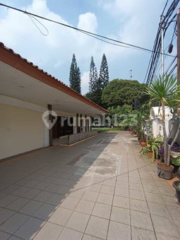 House for rent in Surabaya, Indonesia · 9 rooms, 6 baths
