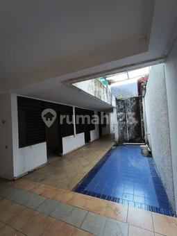 House for rent in Surabaya, Indonesia · 9 rooms, 6 baths