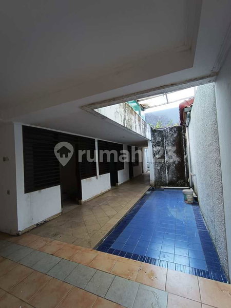 House for rent in Surabaya, Indonesia · 9 rooms, 6 baths