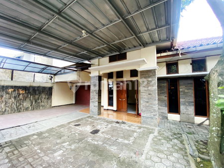 House for rent in Malang, Indonesia · 4 rooms, 3 baths