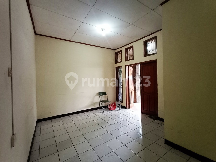 House for rent in Malang, Indonesia · 4 rooms, 3 baths