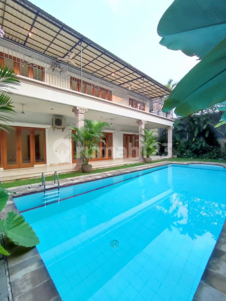 House for rent in Bandung, Indonesia · 4 rooms, 5 baths