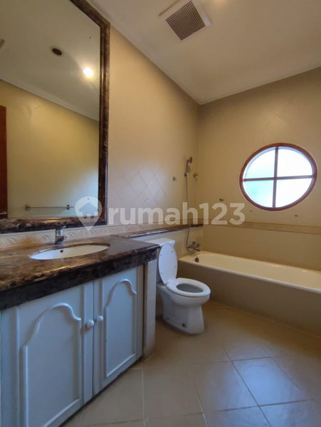 House for rent in Bandung, Indonesia · 4 rooms, 5 baths