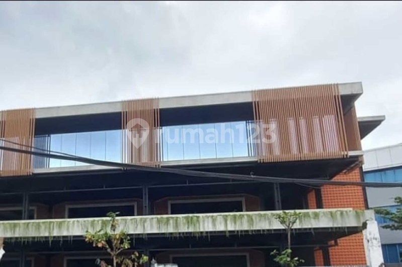 House for rent in Bandung, Indonesia · 4 rooms, 5 baths