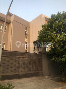 House for rent in Bandung, Indonesia · 4 rooms, 5 baths