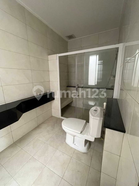 House for rent in Tangerang, Indonesia · Riding · 4 rooms, 4 baths