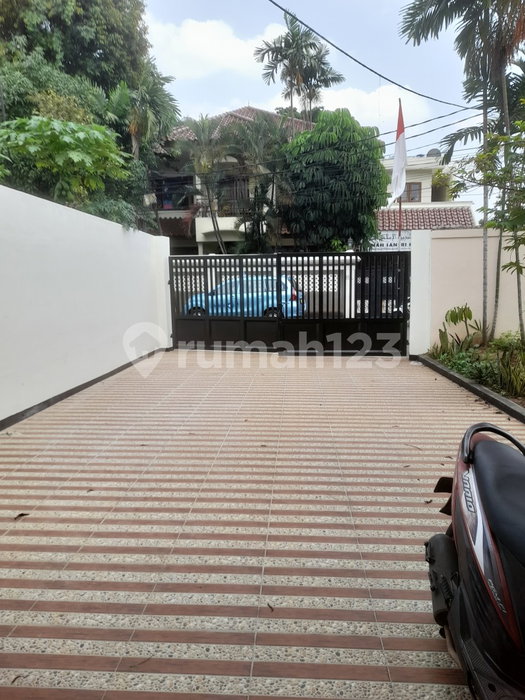House for rent in South Jakarta, Indonesia · Pasar Minggu · 5 rooms, 4 baths