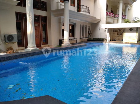 House for rent in South Jakarta, Indonesia · Kebayoran Lama · 5 rooms, 4 baths