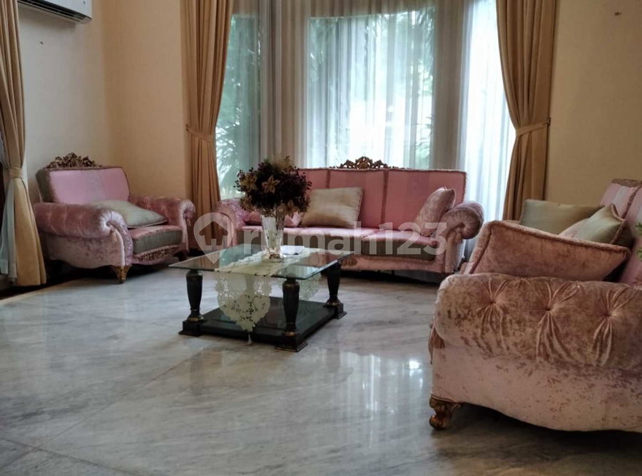 House for rent in South Jakarta, Indonesia · Kebayoran Lama · 5 rooms, 4 baths