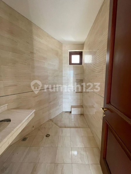 House for rent in South Jakarta, Indonesia · Kebayoran Lama · 5 rooms, 5 baths