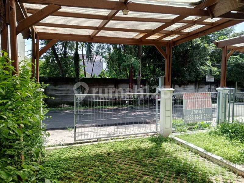 House for rent in Surabaya, Indonesia · 5 rooms, 3 baths
