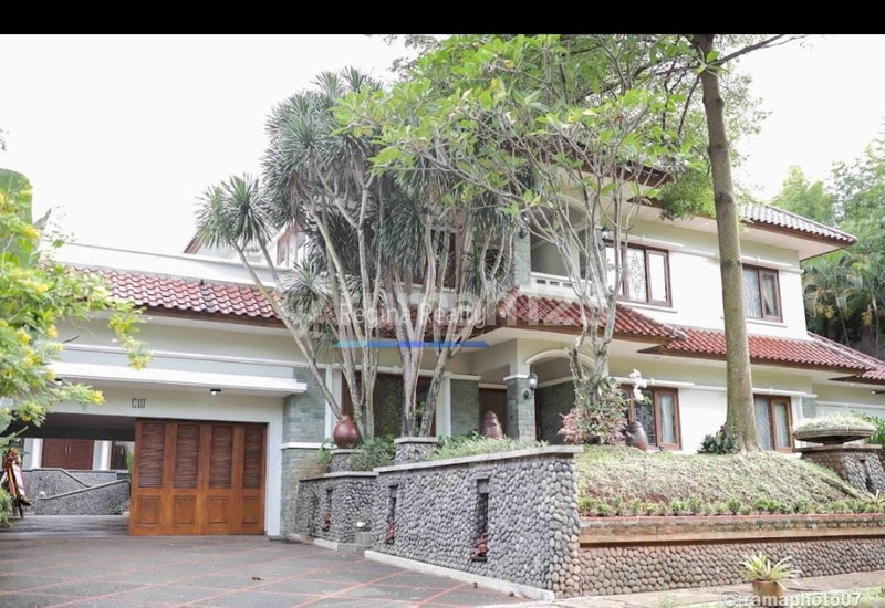House for rent in Medan, Indonesia · Aura · 4 rooms, 5 baths