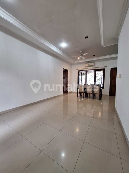 House for rent in West Jakarta, Indonesia · Kebon Jeruk · 3 rooms, 2 baths