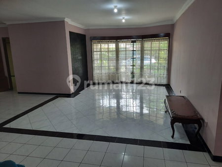 House for rent in Surabaya, Indonesia · 6 rooms, 3 baths