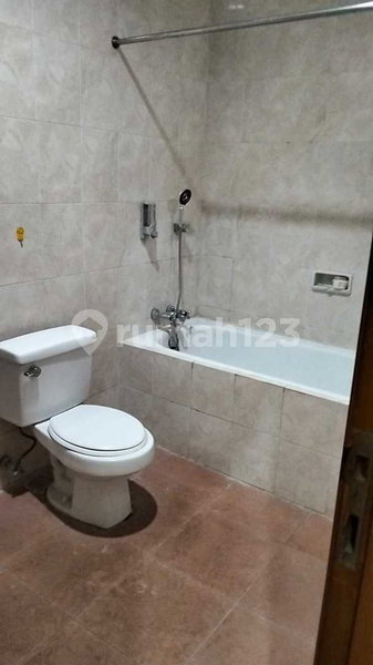 House for rent in Tangerang, Indonesia · Riding · 4 rooms, 4 baths