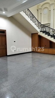 House for rent in Tangerang, Indonesia · Riding · 4 rooms, 4 baths