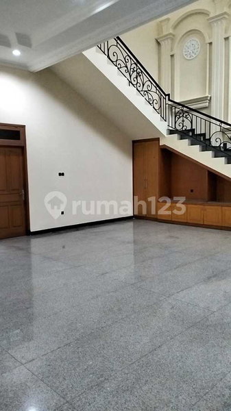 House for rent in Tangerang, Indonesia · Riding · 4 rooms, 4 baths