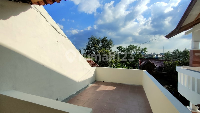 House for rent in Bandung, Indonesia · 5 rooms, 3 baths