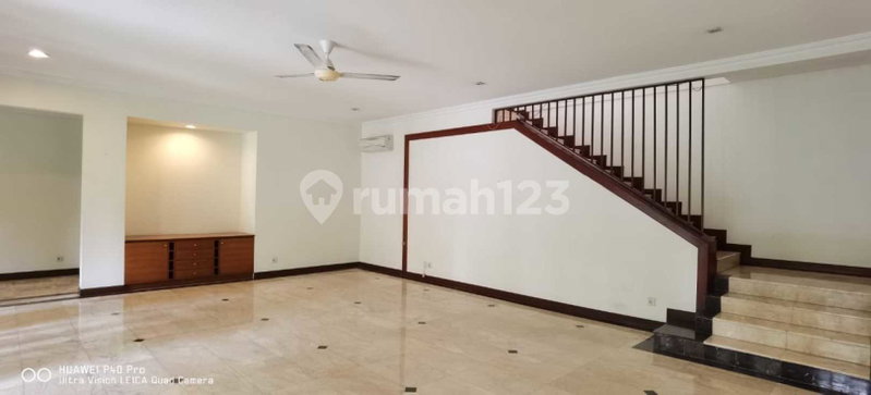 House for rent in Jakarta, Indonesia · Menteng · 5 rooms, 4 baths