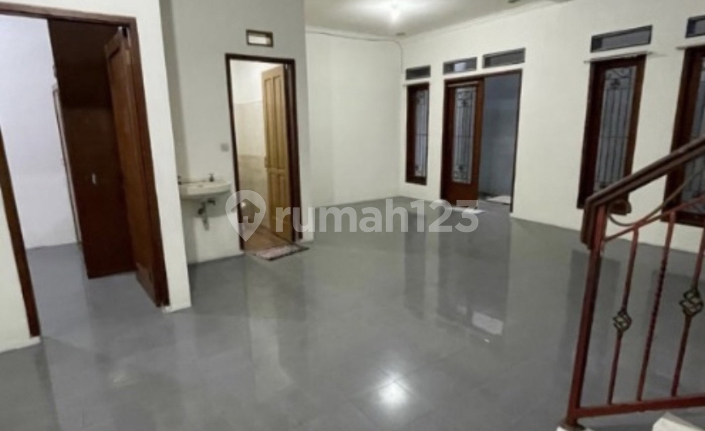 House for rent in Bandung, Indonesia · 4 rooms, 2 baths