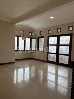 House for rent in Jakarta, Indonesia · Menteng · 5 rooms, 4 baths